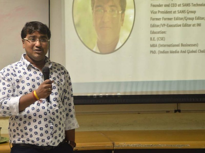 हिन्दी के सम्मान में, हर भारतीय मैदान में जैसी अलख जगाने वाले का नाम डॉ जैन