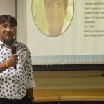 हिन्दी के सम्मान में, हर भारतीय मैदान में जैसी अलख जगाने वाले का नाम डॉ जैन