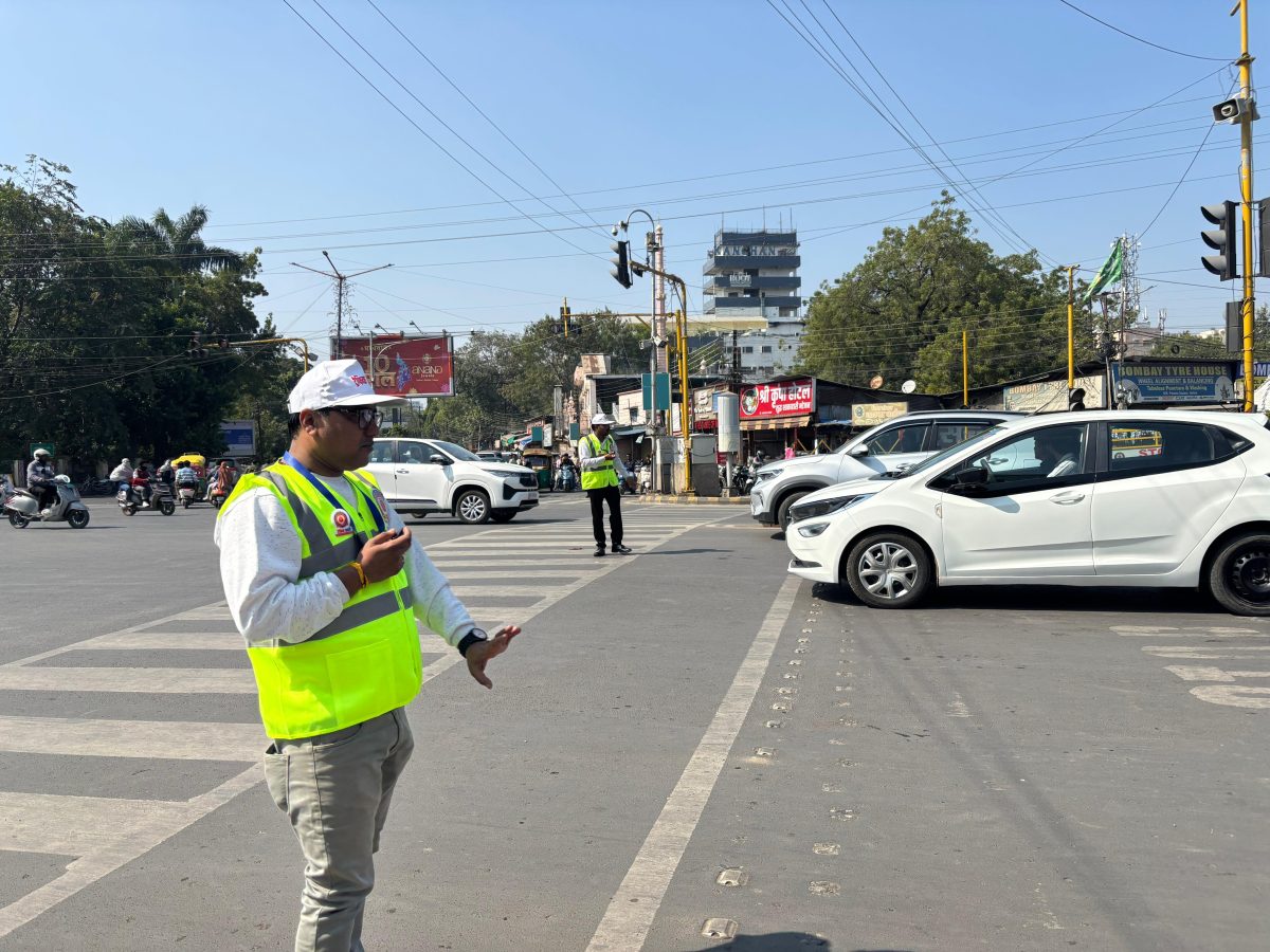 ट्रैफिक प्रहरी अभियान में शामिल होकर डॉ. अर्पण जैन ने जागरूकता में दिया योगदान